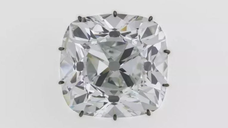 Το Regent, ένα ιστορικό διαμάντι. Λέγεται ότι είναι χρώματος «premiere eau», δηλαδή, εντελώς άχρωμο… Πηγή φωτό: Λούβρο