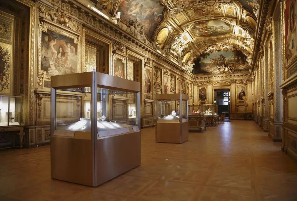 Οι προθήκες βιτρίνας των κοσμημάτων του στέμματος. Πηγή φωτό: Λούβρο