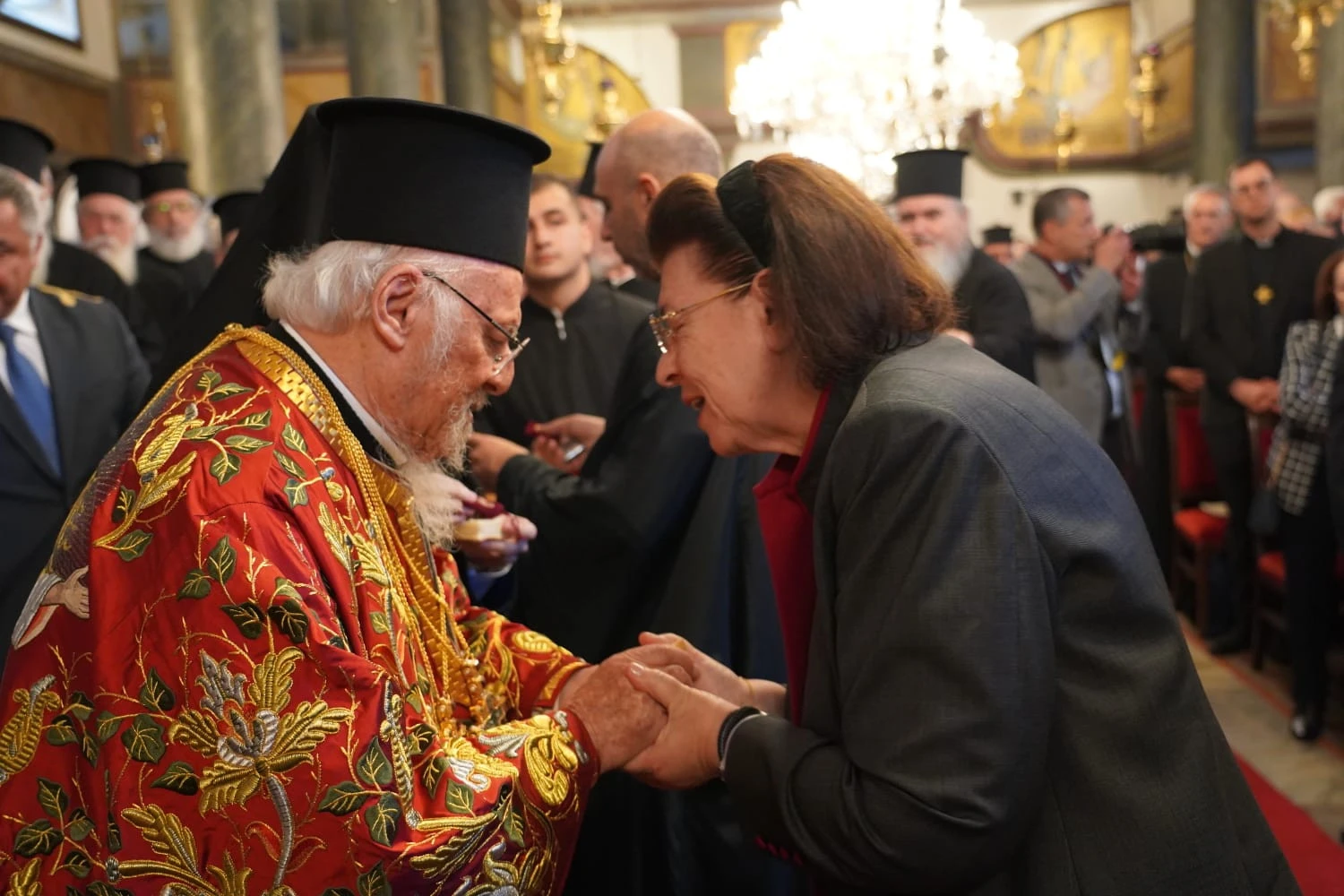 o-oikoymenikos-patriarchis-kk-vartholomaios-kai-i-ypoyrghos-politismoy-l-mendoni.jpeg
