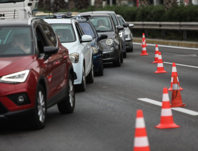 Κλειστή η Λεωφόρος Ποσειδώνος εξαιτίας της επιχείρησης εξουδετέρωσης βόμβας του Β' Παγκοσμίου που βρέθηκε στον χώρο του πρώην αεροδρομίου στο Ελληνικό, Πέμπτη 26 Οκτωβρίου 2023. 
(ΓΙΑΝΝΗΣ ΠΑΝΑΓΟΠΟΥΛΟΣ/EUROKINISSI)