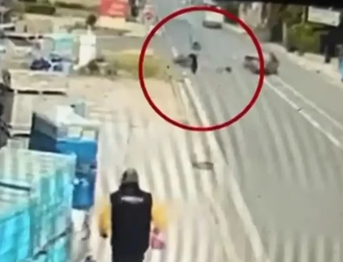 Σοβαρό τροχαίο στην Αρτέμιδα: Αυτοκίνητο μπήκε μπροστά σε μοτοσικλετιστή, τον εκσφενδόνισε και τον παράτησε αβοήθητο