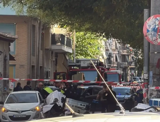 Έκρηξη στον Κολωνό: «Γκρεμίστηκε ακόμη και η πόρτα του διαμερίσματός μου» – Συγκλονίζει ένοικος της πολυκατοικίας