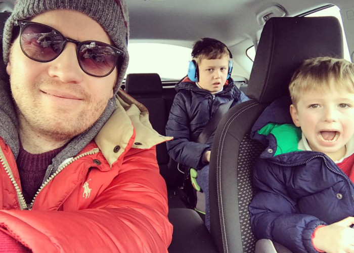 ΠΑΤΕΡΑΣ 2 ΑΥΤΙΣΤΙΚΩΝ ΑΓΟΡΙΩΝ, ΚΑΤΑΓΡΑΦΕΙ ΤΙΣ 10 ΣΚΕΨΕΙΣ ΠΟΥ ΑΝΗΣΥΧΟΥΝ ΤΟΥΣ ΓΟΝΕΙΣ ΤΩΝ ΠΑΙΔΙΩΝ ΜΕ ΑΥΤΙΣΜΟ!