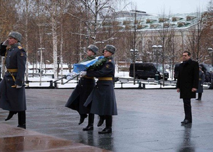 O TΣΙΠΡΑΣ ΚΑΤΕΘΕΣΕ ΣΤΕΦΑΝΙ ΚΑΙ Η ΡΩΣΙΚΗ ΣΤΡΑΤΙΩΤΙΚΗ ΜΠΑΝΤΑ ΕΠΑΙΖΕ ΜΑΡΙΝΕΛΛΑ!