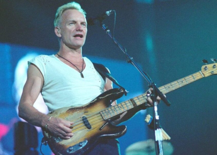 ΣΤΙΝΓΚ: « Ο ΘΕΟΣ ΝΑ ΕΧΕΙ ΚΑΛΑ ΤΗΝ ΕΛΛΑΔΑ ΓΙΑΤΙ ΜΑΣ ΕΔΕΙΞΕ ΠΩΣ ΝΑ ΕΙΜΑΣΤΕ ΠΟΛΙΤΙΣΜΕΝΟΙ»