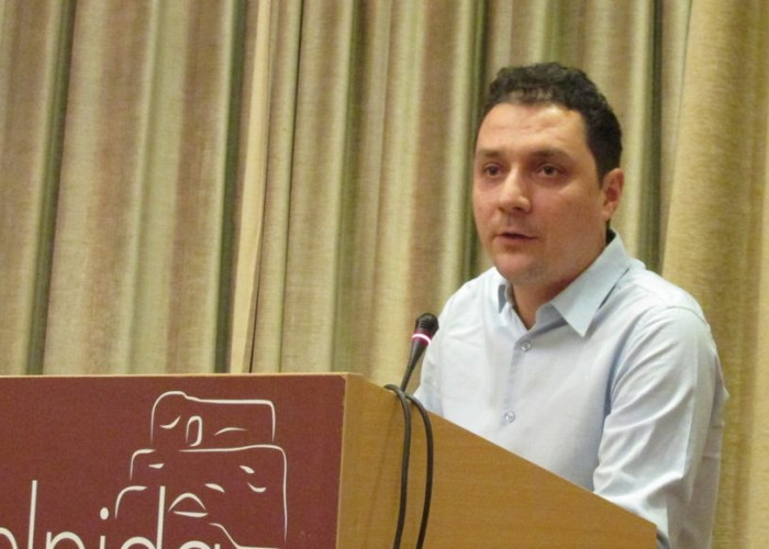 Επίσημη Πρώτη Από το Παύλο Φαρμάκη της Λαϊκής Συσπείρωσης