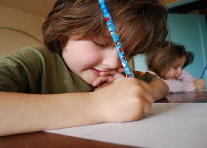 ΖΗΤΗΣΑΝ ΑΠΟ ΕΝΑ 8ΧΡΟΝΟ ΝΑ ΠΕΡΙΓΡΑΨΕΙ ΤΗ ΓΙΑΓΙΑ ΚΑΙ ΤΟΝ ΠΑΠΠΟΥ ΤΟΥ!ΤΙ ΕΓΡΑΨΕ; ANEKTIMHTO!