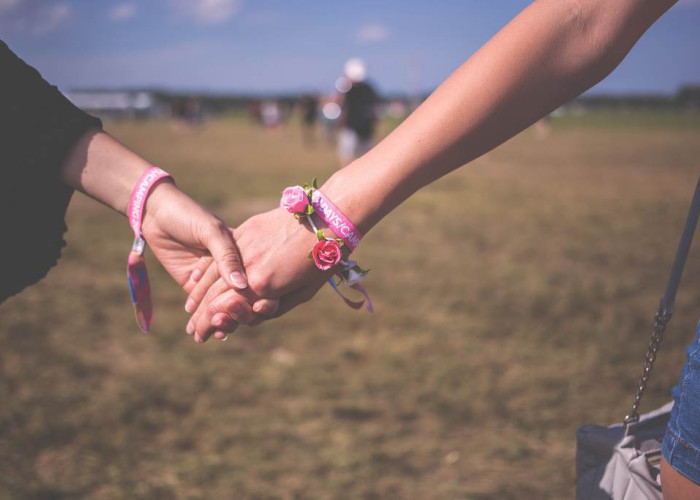 ΚΡΑΤΑΩ ΔΙΠΛΑ ΜΟΥ ΜΟΝΟ ΟΣΟΥΣ ΕΧΟΥΝ ΧΡΟΝΟ ΓΙΑ ΜΕΝΑ!