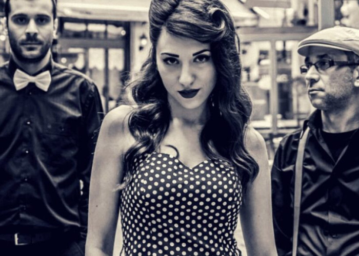 LES AU REVOIR: ΤΟ ΜΟΥΣΙΚΟ ΓΚΡΟΥΠ ΠΟΥ ΣΥΝΔΥΑΖΕΙ SWING ΡΥΘΜΟΥΣ ΚΑΙ ΜΑΣ ΓΕΜΙΖΕΙ ΜΕ ΟΝΕΙΡΑ ΜΕ ΤΟΥΣ ΣΤΙΧΟΥΣ ΤΟΥΣ!