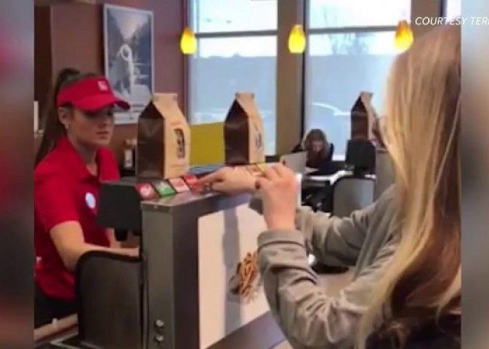 ΤΑΜΙΑΣ ΣΥΝΕΝΝΟΗΘΗΚΕ ΣΤΗΝ ΝΟΗΜΑΤΙΚΗ ΜΕ ΚΩΦΑΛΑΛΟ ΚΟΡΙΤΣΙ ΟΤΑΝ ΠΗΓΕ ΝΑ ΠΑΡΑΓΓΕΙΛΕΙ!