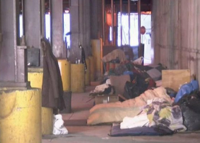 Άντρας έκλεισε ξενοδοχείο για 70 άστεγους της περιοχής του για να μην πεθάνουν από το κρύο!