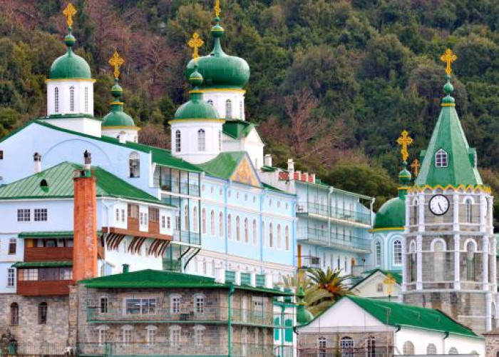 Ο Μακάριος, ηγούμενος της Μονής Αγίου Παντελεήμονος, υποστηριχτής του Πούτιν