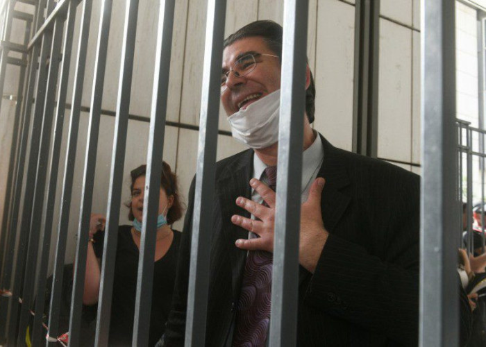 Η κατάθεσή του πατέρα της Ελένης Τοπαλούδη μας θυμίζει ότι υπάρχουν συνένοχοι των βιαστών