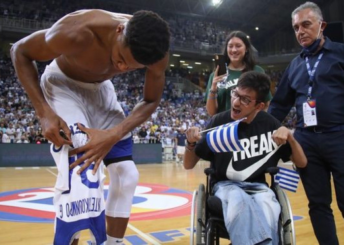 Γιάννης Αντετοκούνμπο: Σταμάτησε και έδωσε τη φανέλα του σε παιδί σε αμαξίδιο