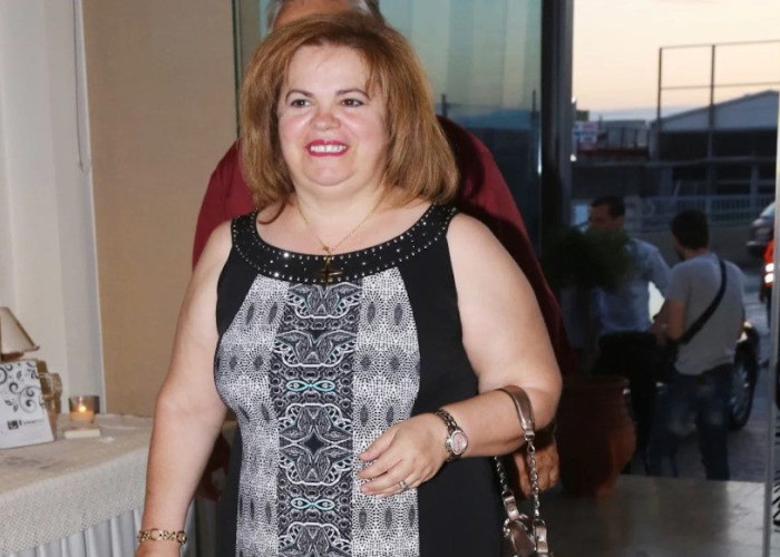 Απίστευτη Έφη Θώδη: Τραγούδησε σε πανηγύρι το «Madame» φορώντας τα γυαλιά του Τραννού