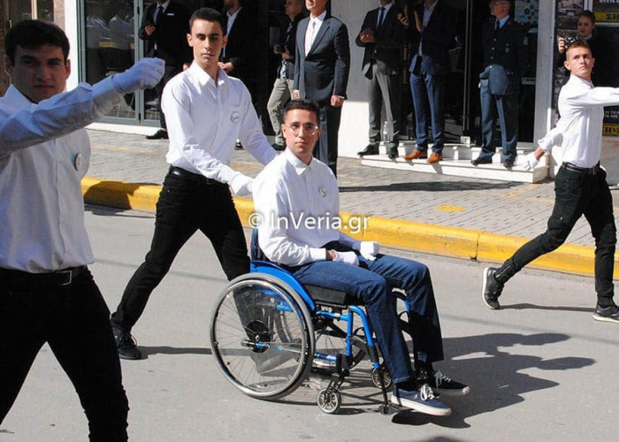 Ο Γιάννης βγήκε νικητής στη μάχη για ζωή και έκανε παρέλαση περήφανος με το αμαξίδιο του