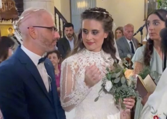 Συγκινητικό βίντεο – Νύφη μετέφερε στη νοηματική γλώσσα τα λόγια του ιερέα στον σύζυγό της (ΒΙΝΤΕΟ)