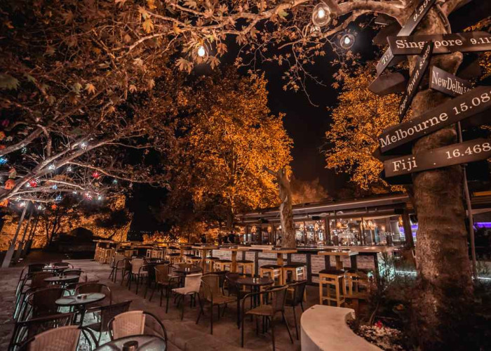 Μπροστά στο τραπέζι του κ.Μισισλή, έβγαλε τα παπούτσια του..