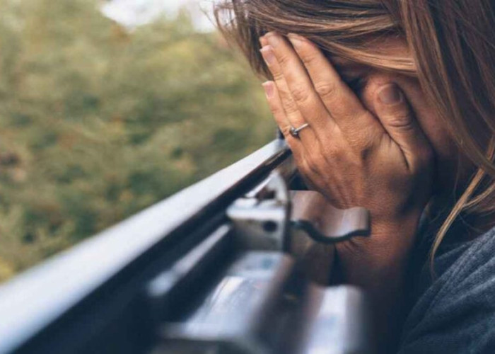 Πως συνεχίζεται η ζωή, σα να μην έγινε τίποτα, με τόσα λόγια ανείπωτα;