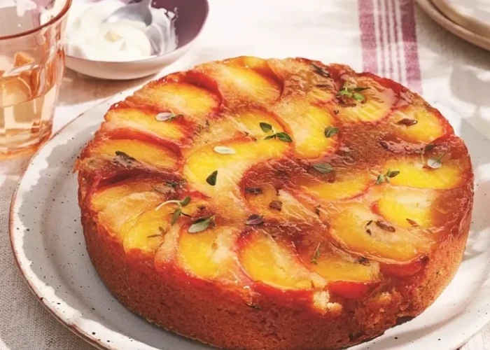 Αναποδογυριστό κέικ με ροδάκινα και θυμάρι