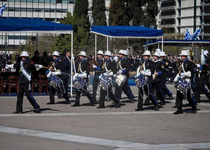 Με το «Μακεδονία ξακουστή» στο Σύνταγμα η μπάντα του Πολεμικού Ναυτικού