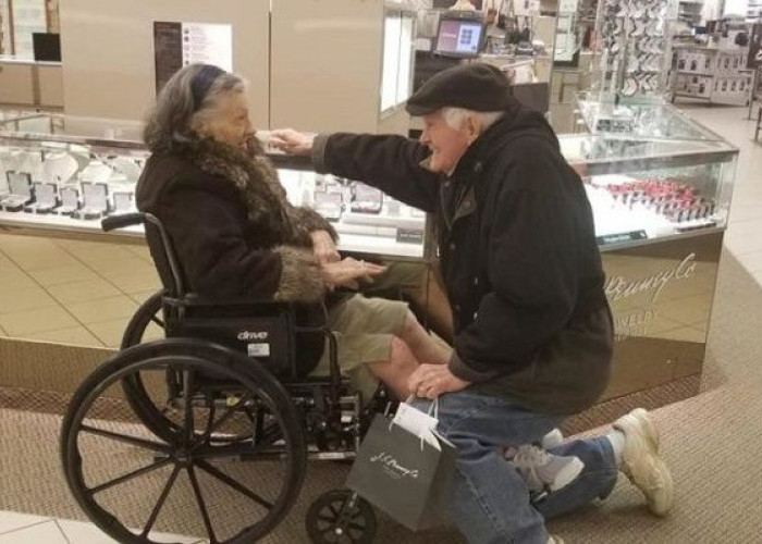 Παππούς, 89 Ετών, Κάνει Για Δεύτερη Φορά Πρόταση Γάμου Στη Γυναίκα Της Ζωής Του