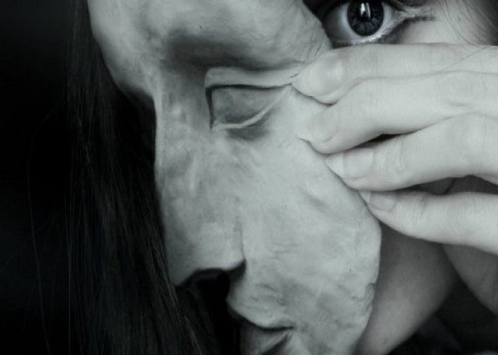 Με τρομάζουν οι άνθρωποι που χαμογελούν ψεύτικα