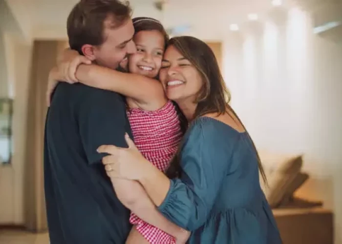 Πώς «διδάσκεται» η ευτυχία στα παιδιά – Τι να γνωρίζουν οι γονείς