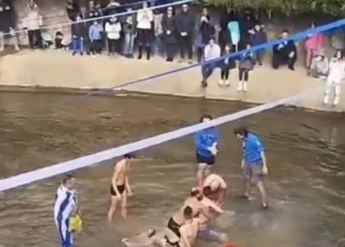 Θεοφάνεια στα Τρίκαλα: Τραβούσαν τον σταυρό για το ποιος θα τον πάρει