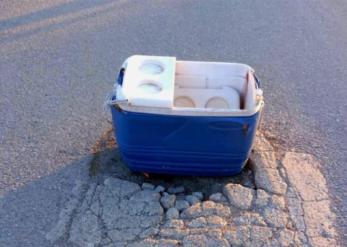 Εύβοια: Έκλεισαν λακκούβα στον δρόμο με φορητό ψυγειάκι