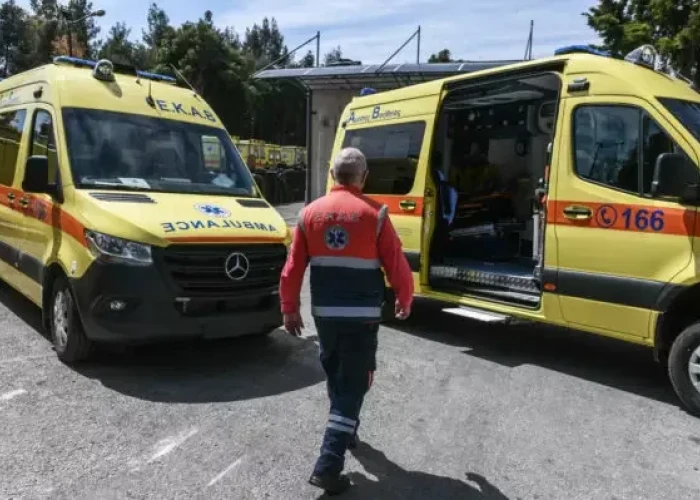 Καταγγέλλει η ΠΟΕΔΗΝ: Παράνομες αναθέσεις σε ιδιωτικά ασθενοφόρα