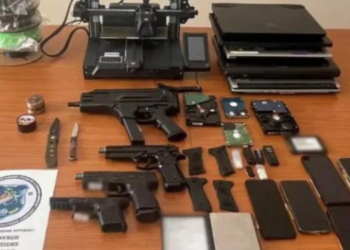 Φοιτητές στη Σάμο έφτιαχαν όπλα με 3D printer -Τα έκρυβαν σε τάπερ και τα έθαβαν, τους ξετρύπωσε η ΕΥΠ