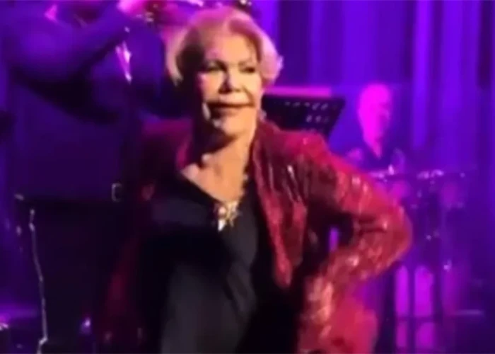 Η Μαρινέλλα στα 85 της δίνει ρεσιτάλ χορού πάνω στην πίστα και γίνεται viral