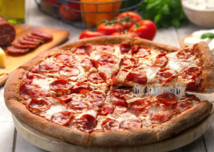 Συνταγή για λαχταριστή πίτσα με τη λαγάνα που περίσσεψε από το τραπέζι της Καθαράς Δευτέρας