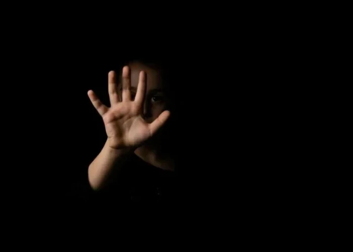 Πάτρα: Πατέρας και θείος ξυλοκόπησαν 15χρονο όταν τους είπε ότι είναι γκέι