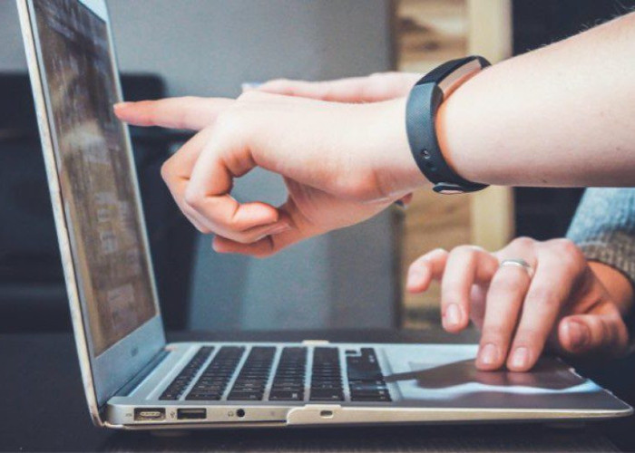 Apolitic: Χαμένοι στην ηλεκτρονική αναζήτηση