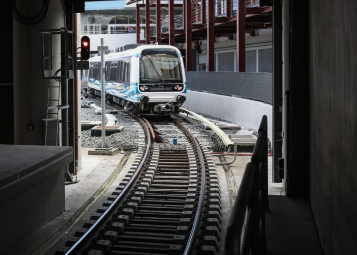 Με αφορμή την παρουσία του πρωθυπουργού στο Μετρό, ειδησεογραφικά συνεργεία επιβιβάστηκαν, σε συρμό του Μετρό στην Θεσσαλονίκη και πραγματοποίησαν τη διαδρομή όλης της βασικής γραμμής η οποία ξεκινάει από τον σταθμό Νέο Σιδηροδρομικό Σταθμό και καταλήγει 