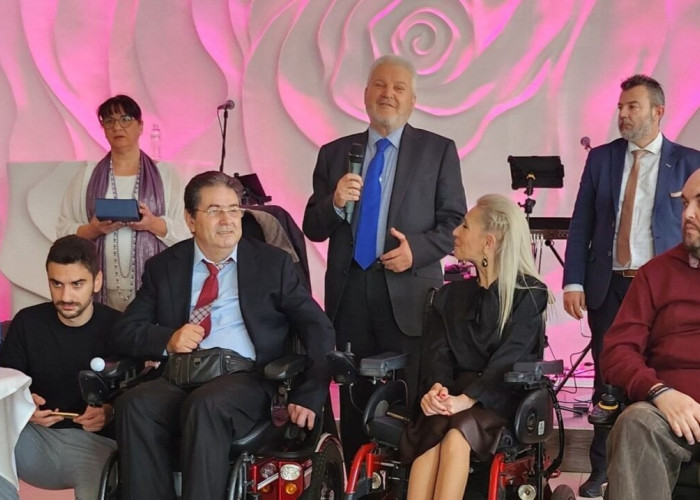 Τον πρόεδρο και διευθύνοντα σύμβουλο του ΟΑΣΘ Κώστα Ταγγίρη βράβευσε ο Πανελλήνιος Σύλλογος Παραπληγικών