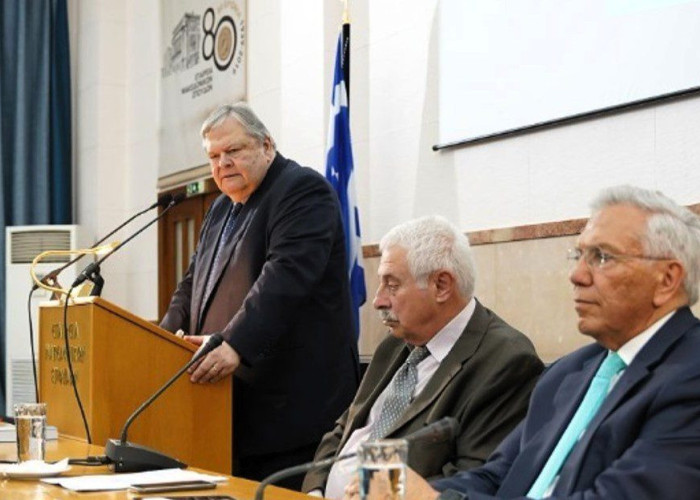 Στην παρουσίαση του βιβλίου του Βαληνάκη, με ομιλητή τον Βενιζέλο γαλάζιο το ακροατήριο λόγω Καραμανλή