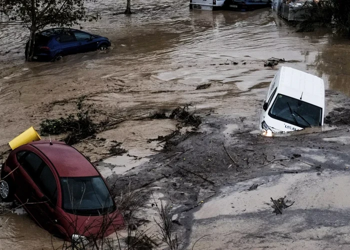 Η Ισπανία πνίγεται από τις πλημμύρες, η Βρετανία καίγεται από τη ζέστη - Εικόνες αποκάλυψης σε δημοφιλή θέρετρα
