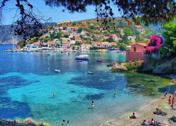 Καλοκαιρινές Διακοπές στην Ελλάδα: Διάσημοι αλλά Οικονομικοί Προορισμοί για Όλους