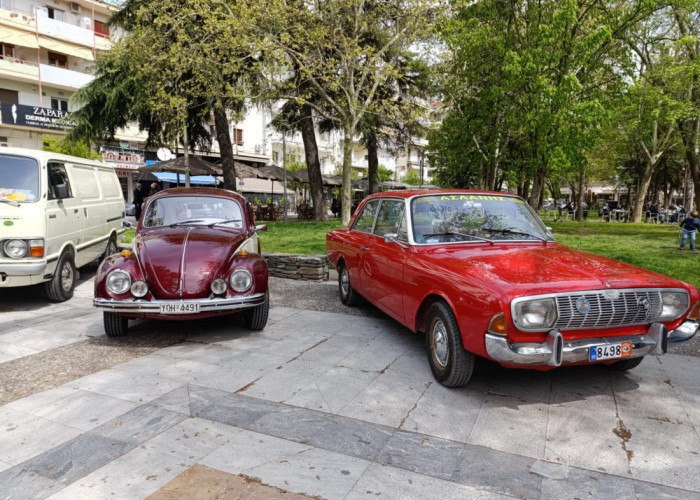Στο πλαίσιο του «1ου Serres Historic Vehicle Meeting» σπάνια αυτοκίνητα και κλασσικές μοτοσυκλέτες στην πλατεία Ελευθερίας