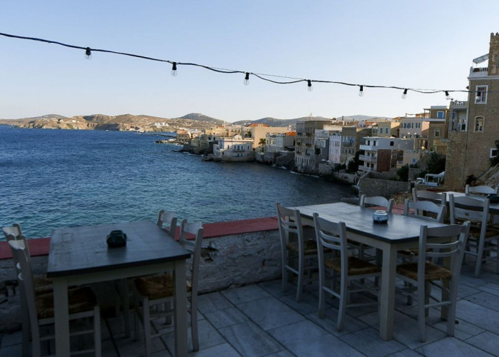 Νησιά: Με φαγητό «στο χέρι» και από το σούπερ μάρκετ οι τουρίστες - Πτώση για την εστίαση