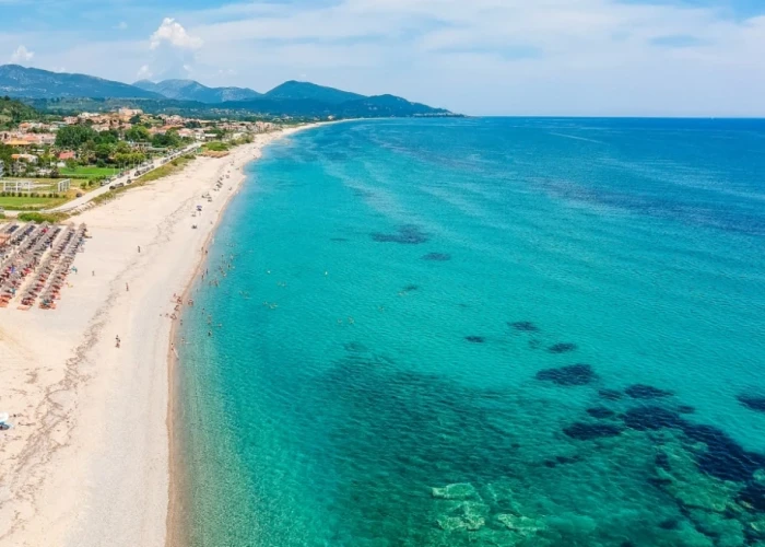 Η μεγαλύτερη παραλία της Ευρώπης βρίσκεται στην Ελλάδα και έχει μήκος 25 χιλιόμετρα