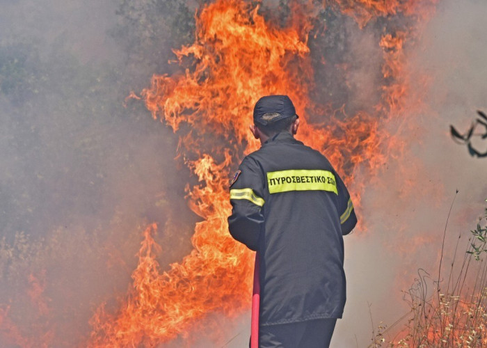 Μάχη με τις φλόγες σε Κύθηρα και Μεσσηνία - Χωρίς ενεργό μέτωπο η φωτιά στην Αττική