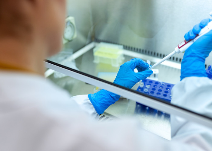 Ο ΕΟΔΥ καλεί σε έγκαιρο εμβολιασμό των ευάλωτων ομάδων κατά της COVID-19