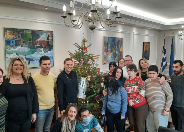 Τα παιδιά του ΚΔΑΠ ΜΕΑ Δήμου Σερρών στόλισαν τα χριστουγεννιάτικα δέντρα στο Δημαρχείο