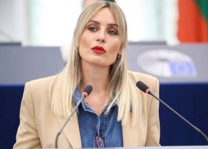 Ελεονώρα Μελέτη -Τα Γλυπτά του Παρθενώνα είναι σύμβολο όχι ντεκόρ δεξιώσεων