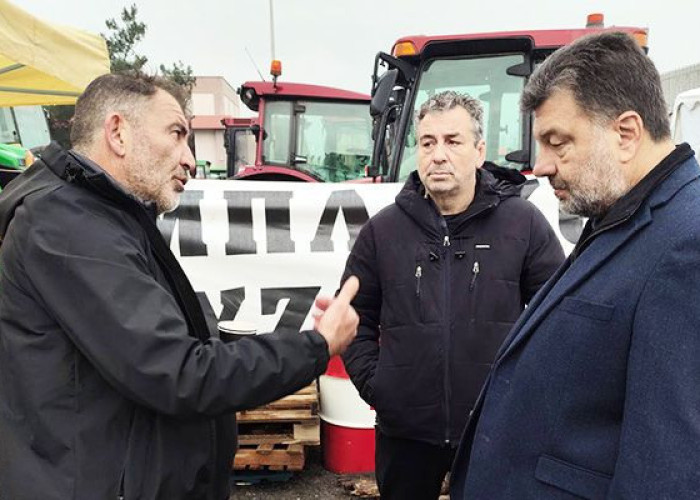 Η παράταξη του ΠΑΣΟΚ στη ΠΚΜ στο μπλόκο Ευζώνων
