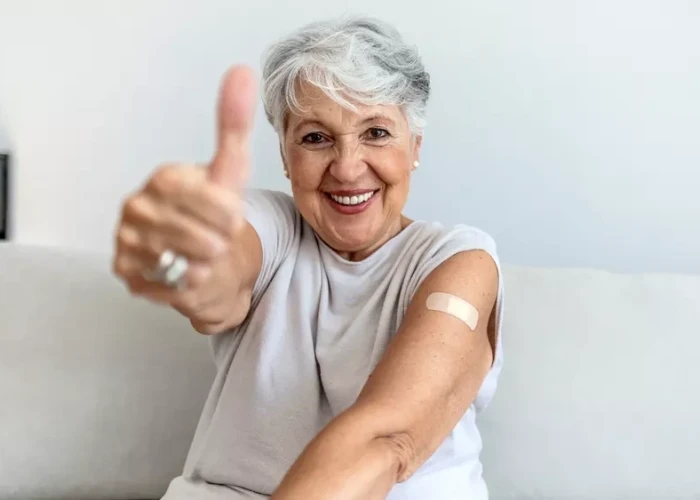 Γιατί τα εμβόλια «δουλεύουν» λιγότερο μετά τα 65; Οι ειδικοί εξηγούν